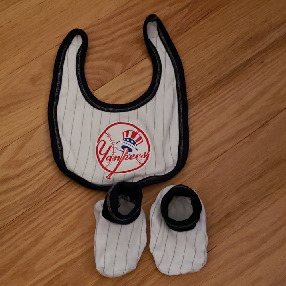 NY Yankees bib and bootie set